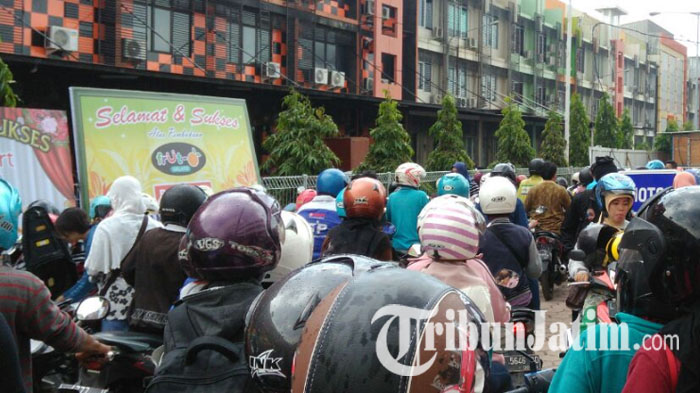 Macet Sepanjang Tiga Kilometer di Rungkut, Warga Anggap Transmart Penyebabnya