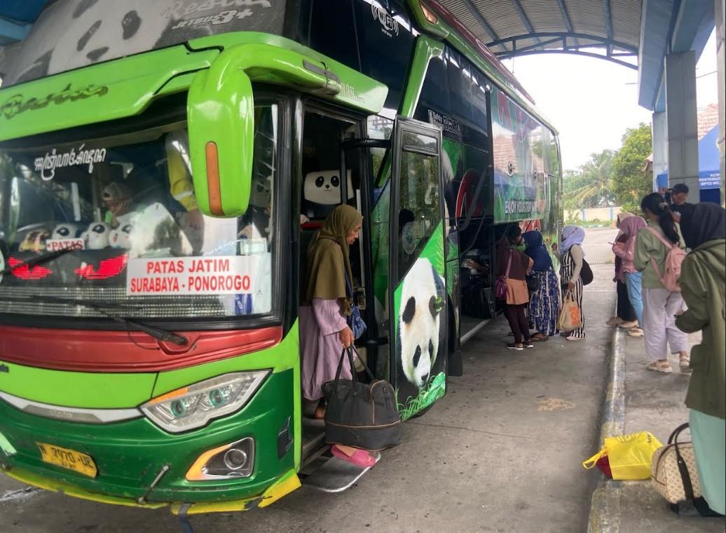 tren-penumpang-turun-di-terminal-seloaji-ponorogo.jpg