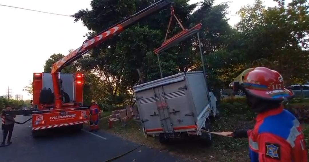 truk-boks-hantam-pohon-di-jemursari-surabaya.jpg