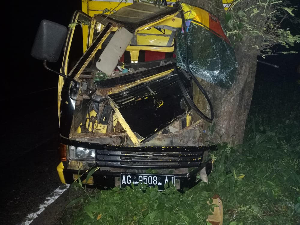 Detik-detik Kenek Truk di Blitar Terjepit Selama 20 Menit seusai Sruduk Pohon Asam