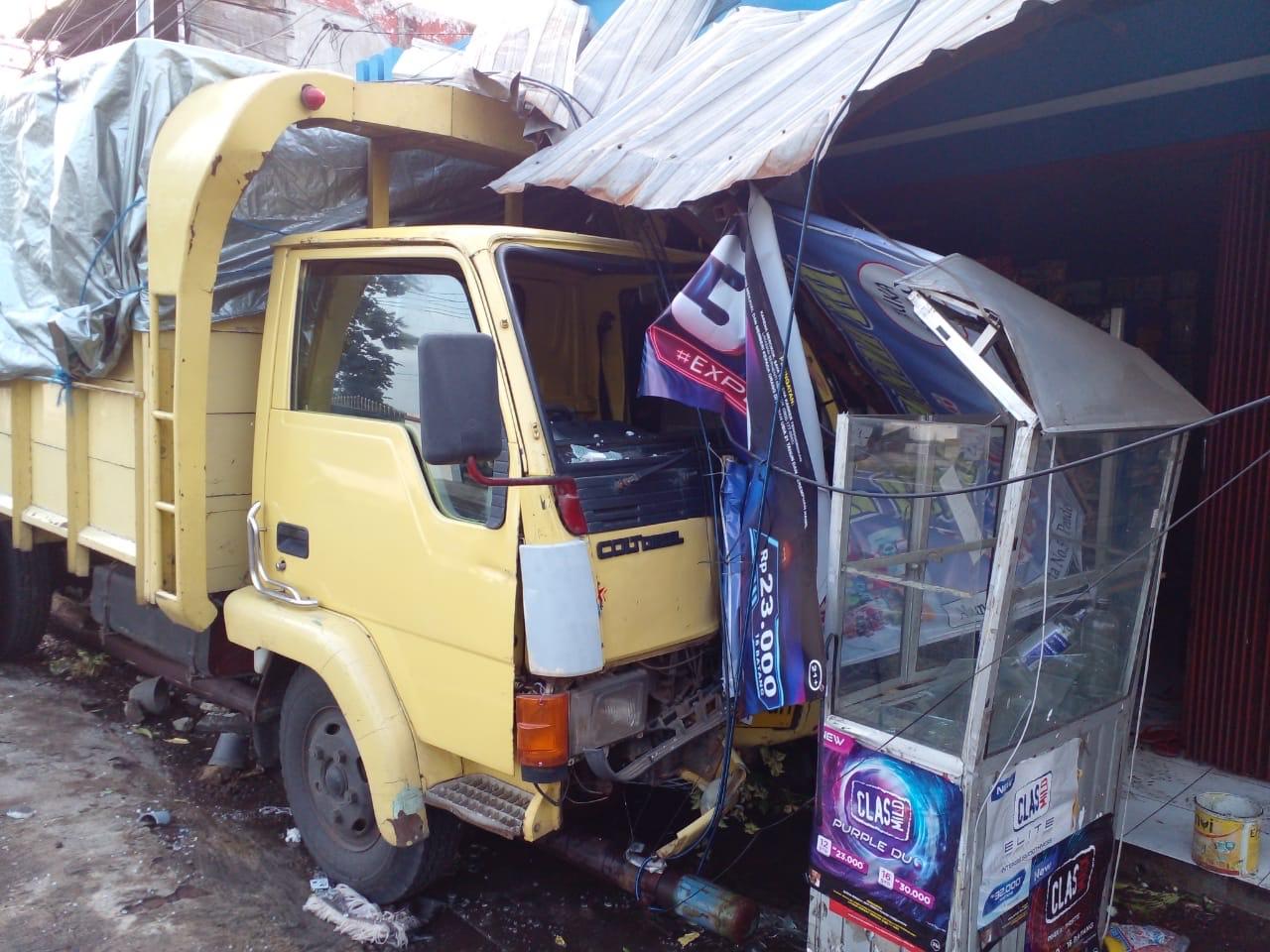 Kecelakaan di Kota Batu, Truk Tabrak 4 Rumah, Sopir Diduga Mengantuk