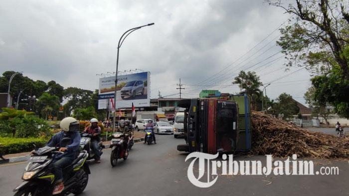 Kecelakaan di Malang, Truk Pengangkut Tebu Terguling Saat Menikung, Muatan Berhamburan Tutup Akses