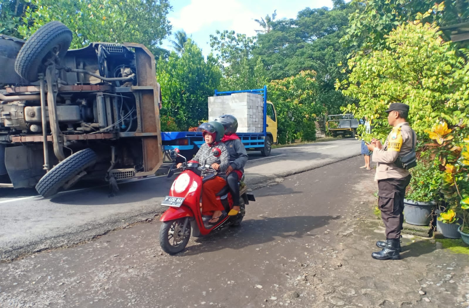 Kecelakaan di Banyuwangi, Truk Tronton Muatan Batu Bata Terguling Melintang Tutupi Separuh Jalan