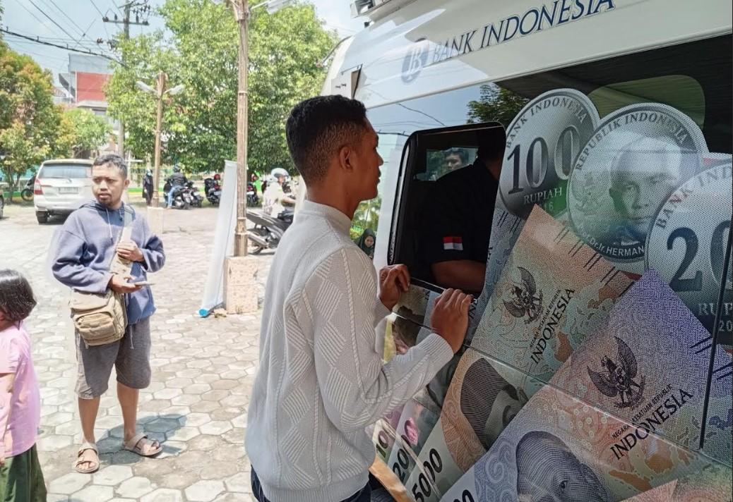 Antusias Warga Lumajang Tukar Uang Jelang Lebaran 2025, Konsumen Rela Datang Jauh-jauh