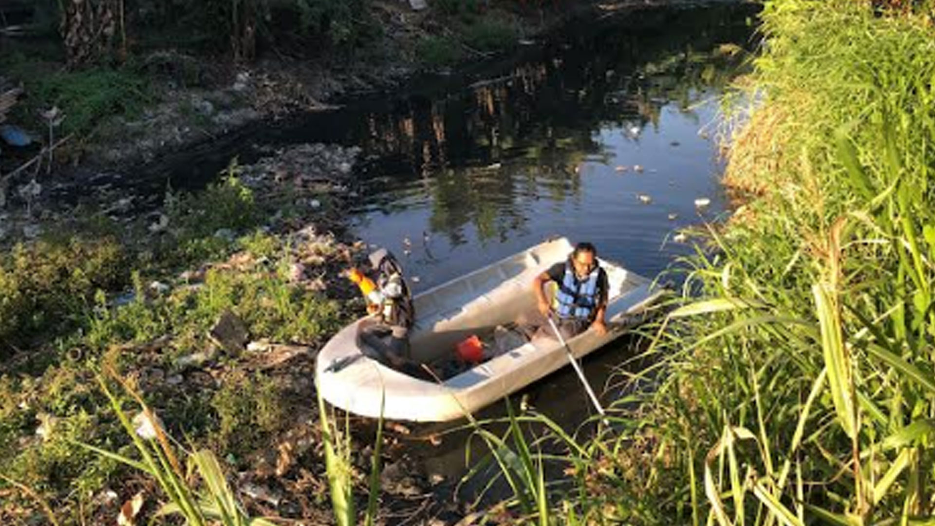 Sungai Tengah Penuh Sampah Plastik dan Popok, Ecoton Nilai Pengelolaan Sampah Gresik Selatan Buruk