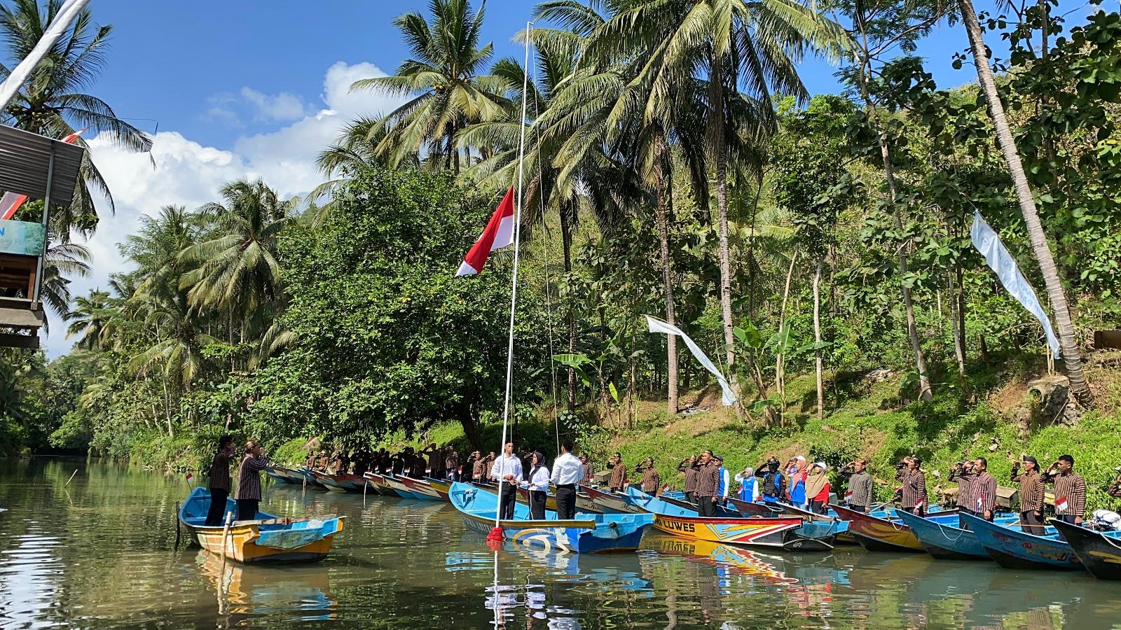 Momen Upacara Bendera Hari Kemerdekaan di Tengah Sungai Maron 'Amazon' Pacitan