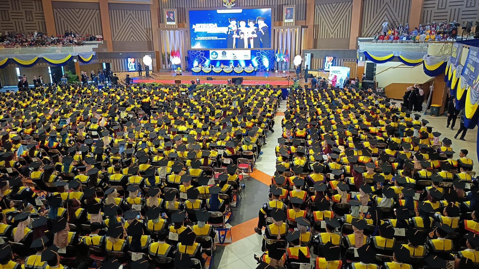 Wisuda UT Surabaya 2026: Lulusan Didorong Siap Bersaing di Dunia Kerj