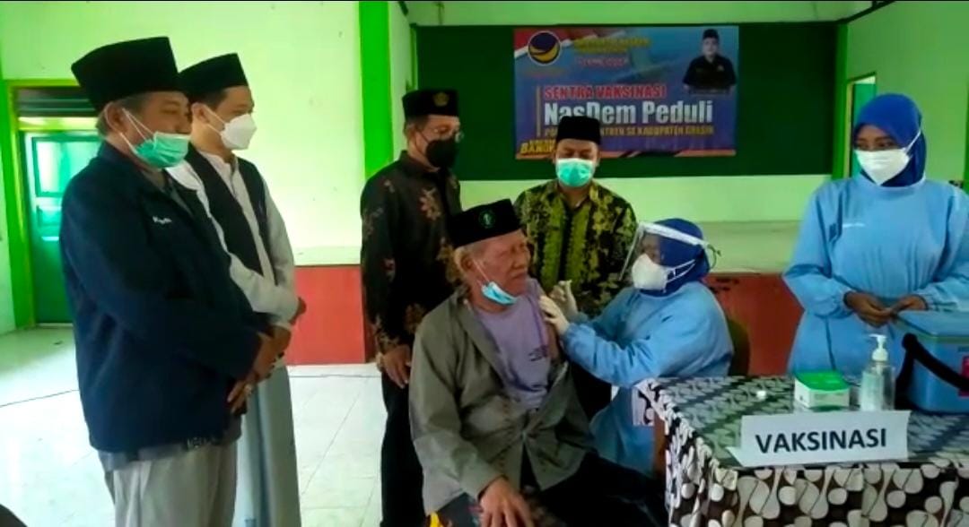 Ribuan Santri Divaksin, Pengasuh Ponpes Ihyaul Ulum Kiai Mahfud Ma'sum Berterimakasih ke Nasdem