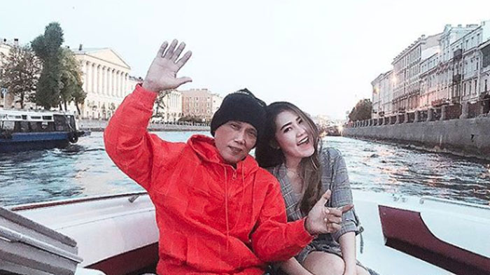 Via Vallen Rayakan Ulang Tahun Sang Ayah, Beri Hadiah yang Selama ini Diidamkan Orangtuanya