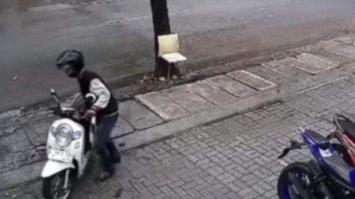 video-CCTV-maling-menyatroni-parkiran-restoran-makanan-cepat-saji-di-surabaya.jpg