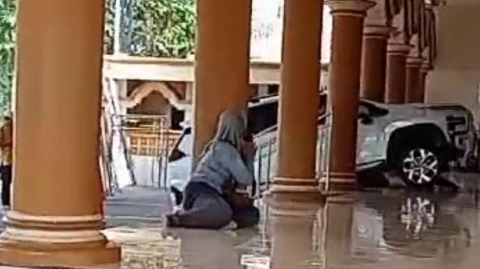 video-viral-aksi-pengemudi-mobil-bablas-parkir-Xpander-sampai-teras-masjid.jpg
