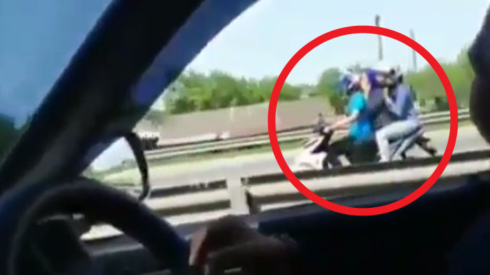Sudah Lawan Arus dan Masuk Tol, Video Wanita Bonceng 3 Ini Bikin Ngeri Netter: Gokil Nyawanya Banyak