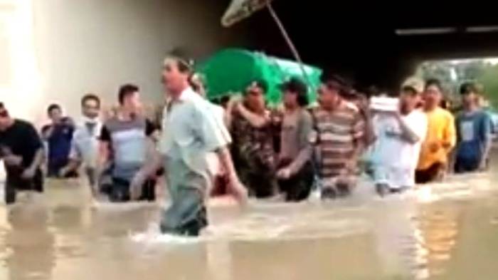VIRAL Warga Gotong Keranda Mayat Terobos Banjir, 3 Jenazah Bernasib Sama: Jika Memutar Jaraknya 7 Km