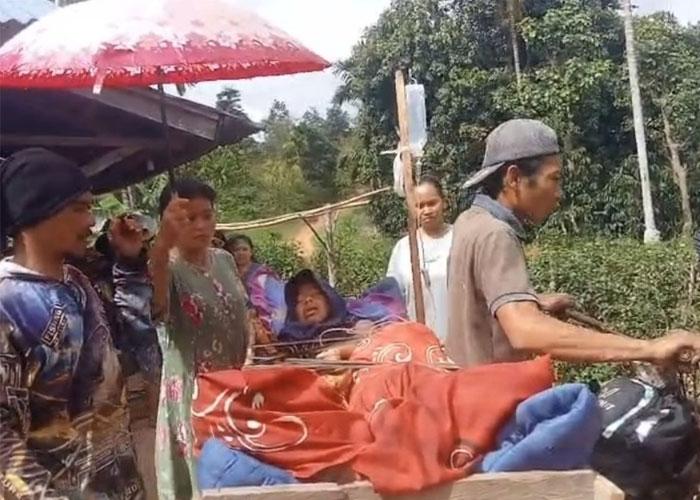 viral-warga-sakit-diangkut-ojek-melintasi-jalan-rusak-di-Kabupaten-Kaur.jpg