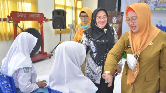 wabup-gresik-aminatun-habibah-saat-mendatangi-sman-1-manyar.jpg