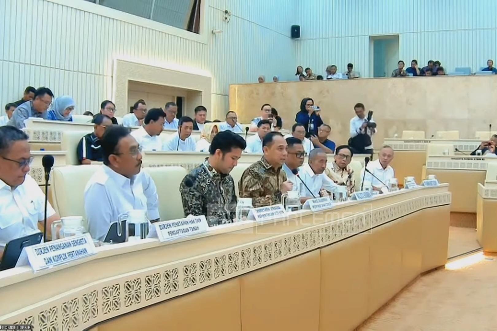 wagub-jatim-emil-dan-wali-kota-eri-cahyadi-dalam-rapat-dengar.jpg