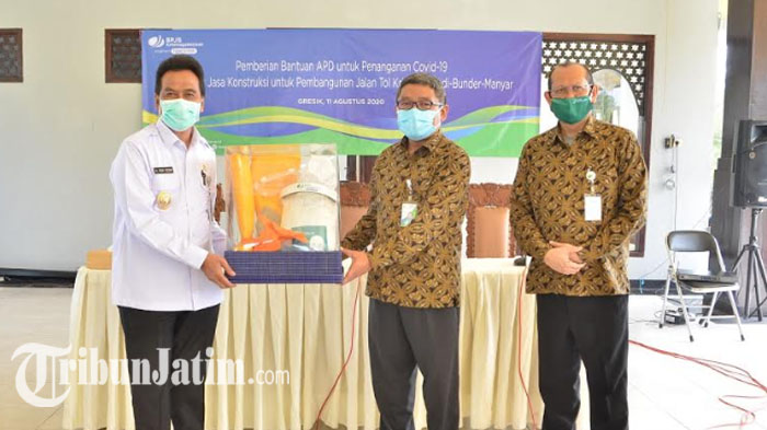 wakil-bupati-gresik-mohammad-qosim-saat-menerima-secara-simbolis-bantuan-apd.jpg