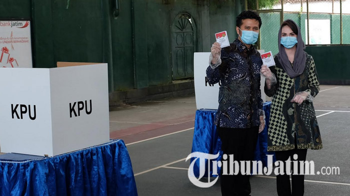 Arumi Bachsin Langsung Ajak Emil Dardak Jajan Makanan Murah Anak SD Pasca Nyoblos Pilkada 2020