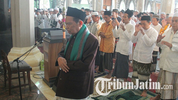wali-kota-mojokerto-imam-salat-idul-adha_20170901_133213.jpg