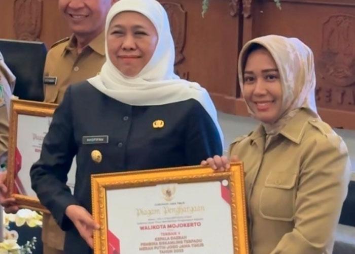 wali-kota-mojokerto-ning-ita-dapat-penghargaan.jpg