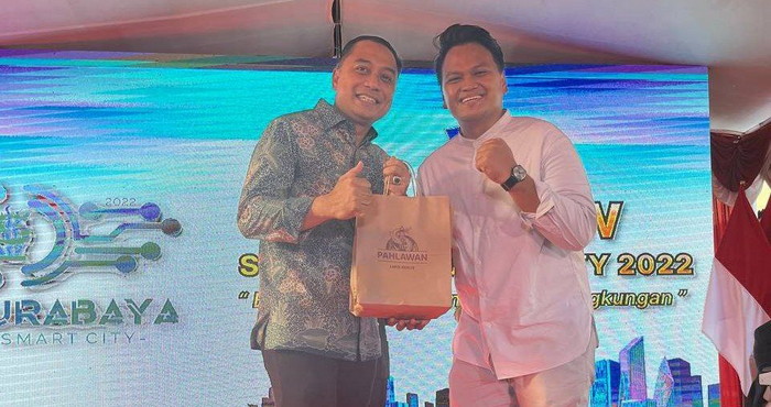 wali-kota-surabaya-eri-cahyadi-dan-lapis-kukus-sangkuriang-nurul-akbar.jpg