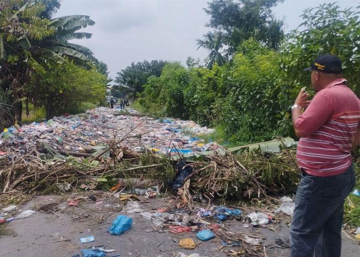 warga-Deli-Serdang-tutup-akses-kesal-jalan-jadi-tempat-pembuangan-sampah.jpg