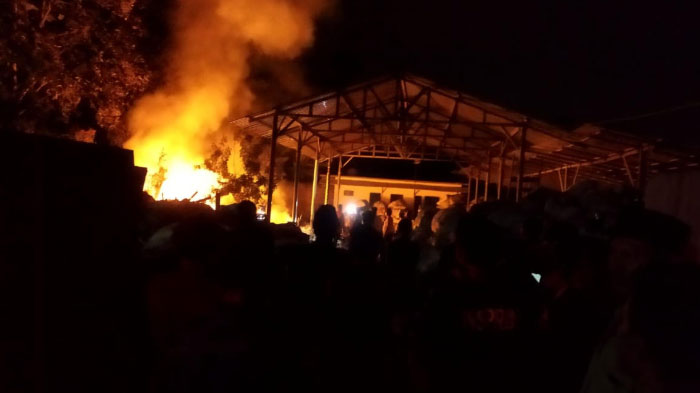 Niat Hati Bakar Sampah Buat Hangatkan Badan, Malah Gudang Rongsokan Ikut Terbakar