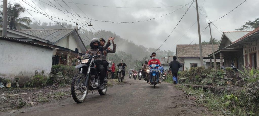 BREAKING NEWS - Hujan Abu Mengguyur Tanda Gunung Semeru Kembali Erupsi: Warga Panik & Semburat Lari
