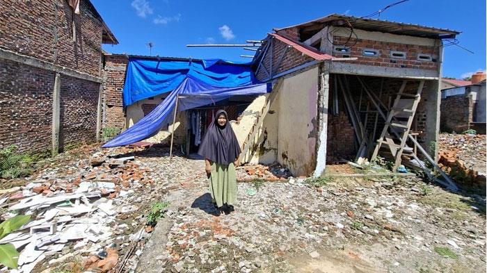 Korban Gempa Keluhkan Dana Bantuan dari BNPB Tak Kunjung Cair, 3 Bulan Tidur di Puing Rumahnya
