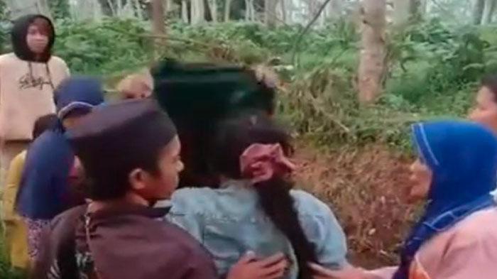 warga-menolong-ibu-melahirkan-di-tengah-kebun-di-Desa-Manggisan.jpg