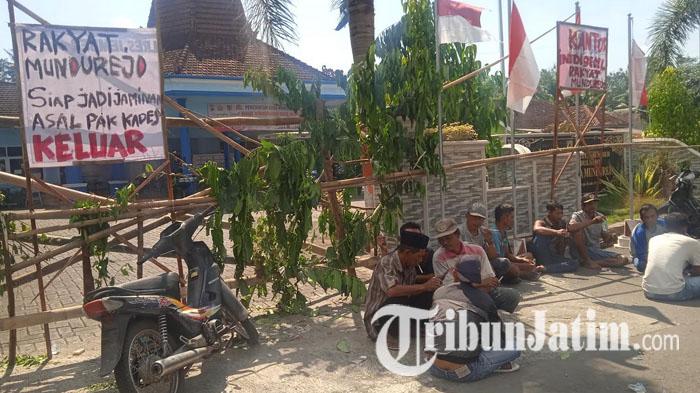 BREAKING NEWS - Warga Menyegel Kantor Desa Mundurejo Jember, Minta Kades yang Terjerat Korupsi Bebas