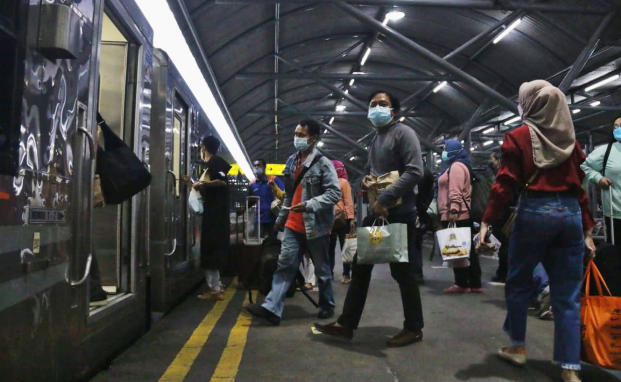 warga-saat-menaiki-ka-bima-di-stasiun-gubeng.jpg