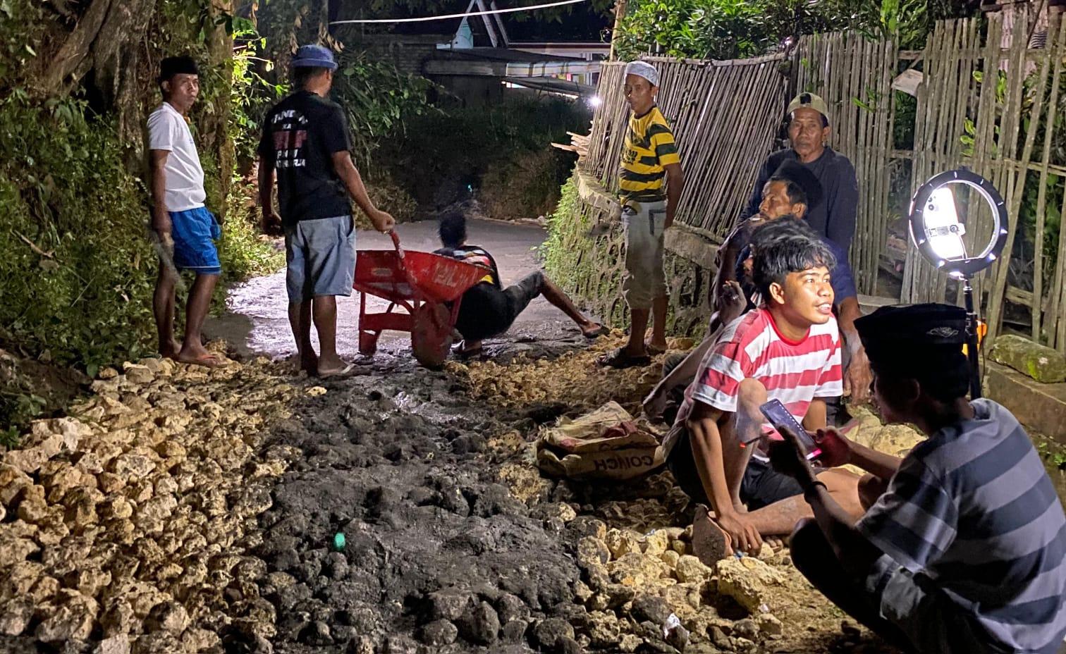 warga-sampang-madura-perbaiki-jalan-hasil-live-tiktok.jpg