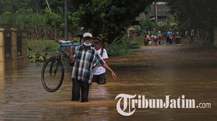 Banjir di Lumajang Mulai Surut, Warga Kembali ke Rumah dan Selamatkan Harta Benda