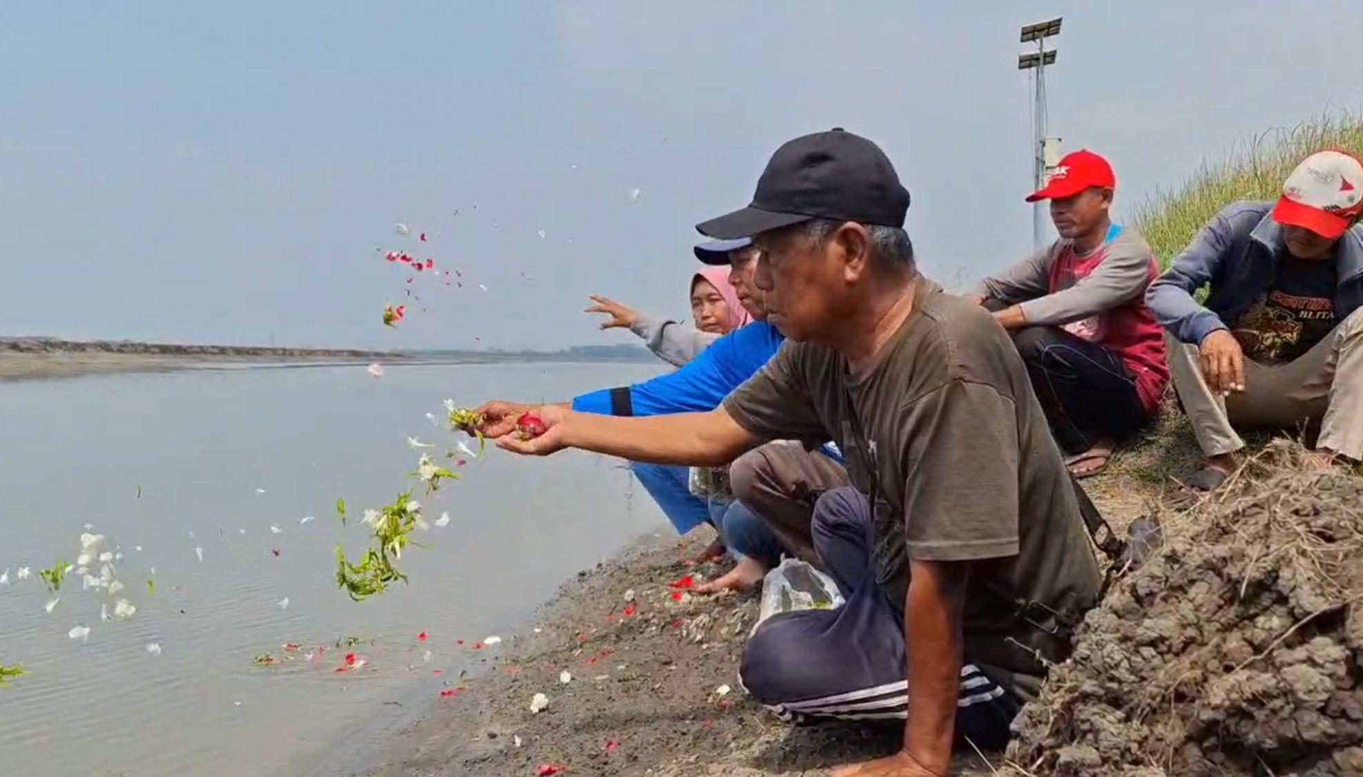 Peringati 19 tahun Lumpur Lapindo Sidoarjo, Warga Tabur Bunga, Kenang Para Leluhur dan Kampung
