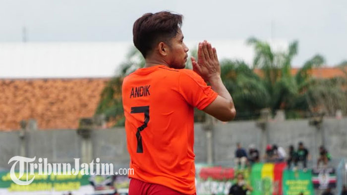 winger-bhayangkara-fc-andik-vermansah-meminta-maaf-ke-arah-suporter-persebaya.jpg
