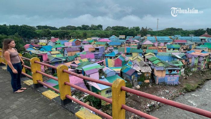 wisatawan-di-kampung-warna-warni-malang.jpg