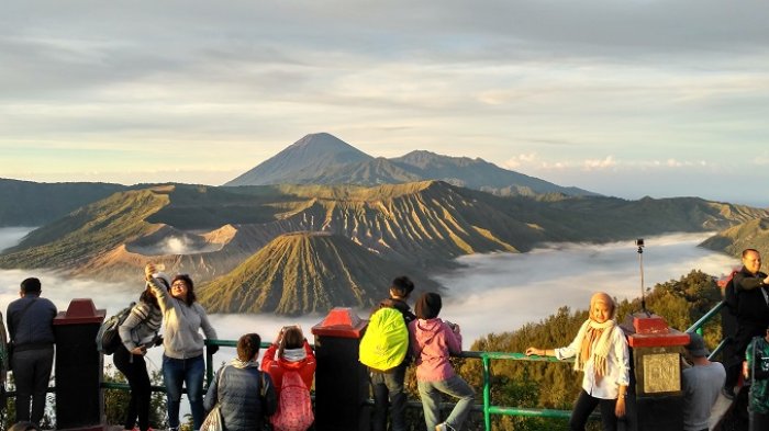 wisatawan-menikmati-keindahan-kawasan-taman-nasional-bromo-tengger-dan-semeru.jpg
