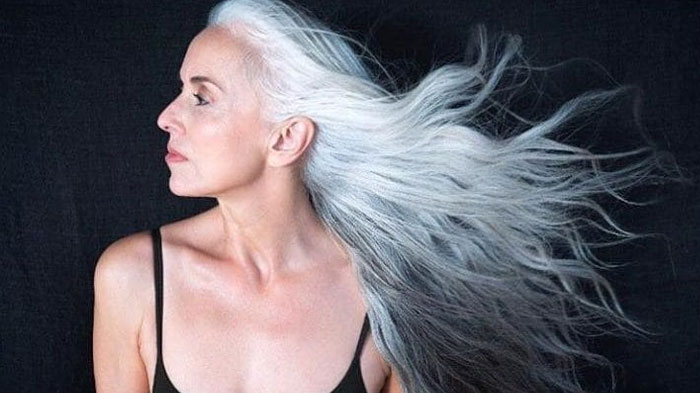 Meski Usianya 61, Wanita Ini Buktikan Siapapun Bisa Jadi Model Baju Renang Sukses, Lihat Posenya