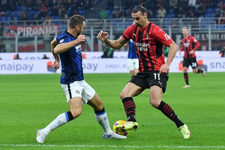 zlatan-ibrahimovic-berebut-bola-dengan-stefan-de-vrij-dalam-pertandingan-milan-vs-inter.jpg