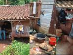 3-Tahun-Dedi-dan-Ajeng-Tinggali-Gubuk-Bambu-dan-Tidur-di-Kasur-Lusuh-Jual-Sapu-Lidi-Rp3500-Per-Ikat.jpg
