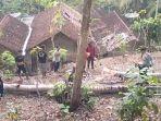 6-Rumah-di-Desa-Mlinjon-Kecamatan-Suruh-Kabupaten-Trenggalek-Rusak-Diterjang-Puting-Beliung.jpg