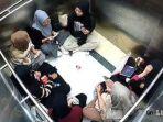 7-wanita-terjebak-di-dalam-lift-santai-main-kartu-UNO.jpg