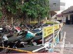 99-kendaraan-pelanggar-lalu-lintas-terparkir-di-halaman-Polresta-Malang-Kota-ilustrasi-knalpot-brong.jpg