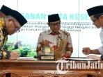 Abdul-Muhaimin-Iskandar-cak-imin-menyaksikan-penandatanganan-MoU-di-unesa.jpg