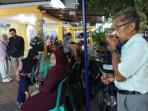 Abdul-Wahab-mencoba-tegar-ketika-melayani-wawancara-awak-media-di-halaman-RS-Bina-Sehat-Jember.jpg