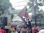 Ada-Bendera-One-Piece-saat-Warga-Jombatan-Demo-Depan-Gedung-Pemkab-Soroti-Dugaan-Pungli.jpg