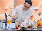 Ade-herlambang-meracik-tiga-minuman-koktail.jpg