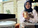 Adelia-Novianti-teman-tuli-saat-membuat-racikan-kopi-di-Kopi-Tutur-Rasa-Midtown-Surabaya.jpg