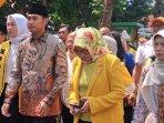 Aditya-Halindra-Faridzky-saat-berjalan-di-Jalan-Pramuka-Tuban-2024.jpg